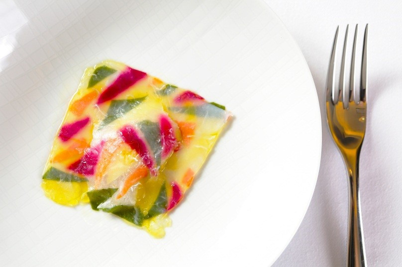 開胃品「聖維克多彩繪鮮魚片」不只風味層次豐富，外觀如藝術品般綻放。（圖／Thomas Chien提供）