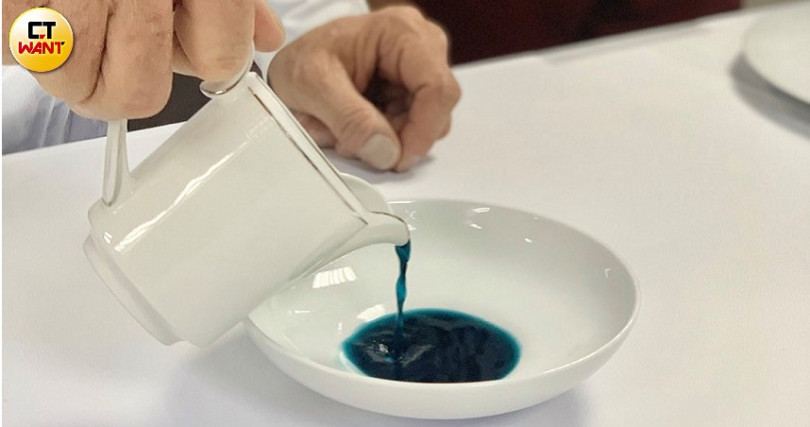 開胃湯品「藍蝦湯」是傑哈德無意間玩出的色彩魔法，同時不失鮮蝦甘美的滋味，在視覺上充滿衝突感。（圖／官其蓁攝）