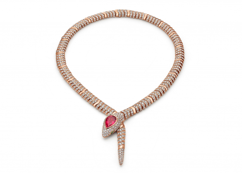 木村光希配戴的BVLGARI Serpenti系列Spiga Rose Serpenti頂級粉紅碧璽與鑽石項鍊典雅亮眼（圖／品牌提供）