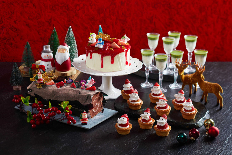 50樓Cafe-季節限定甜點融入聖誕元素，繽紛吸睛，品項包括巧克力樹幹蛋糕(左起)、聖誕遊樂園、聖誕老人草莓塔、抹茶起士奶酪。（圖／50樓Cafe提供）