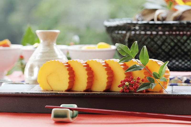 「伊達捲」是日式年菜中很重要的一品，各家作法不同，加賀屋是將山藥、蝦漿加入蛋液中慢烤塑形，並以日本上白糖增添甜味。栗子甘露煮、黑豆及烏魚子，都是日本新年的必吃料理。（圖／于魯光）