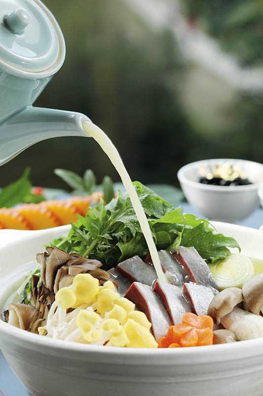 加賀屋料理長特別設計的年菜鍋物「柚香野菜味噌冬鰤鍋」，內含湯底與鰤魚，客人可再挑選喜歡的蔬菜及食材做搭配。（圖／于魯光）