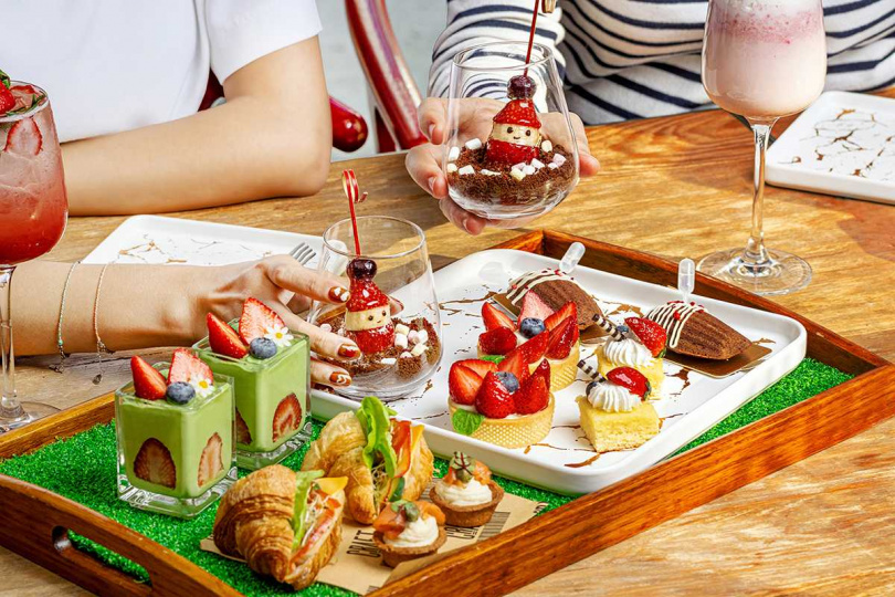 專案住客可享用CRAFT 咖啡廳的「相遇莓好時光」雙人下午茶組合，還有特製的草莓糖葫蘆。