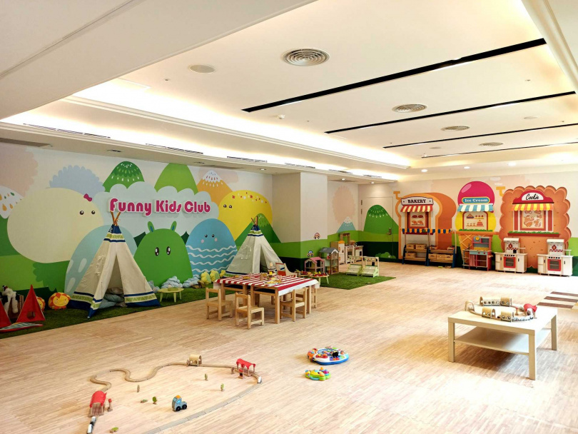 親子首選的義大天悅飯店，館內設有適合孩童的「童趣樂花園」戶外遊戲區。