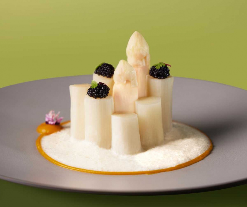 THE WANG推出春季珍饈「歐洲空運白蘆筍」，口感鮮甜細緻，被譽為「餐桌上的白金」、「蔬菜之后」。