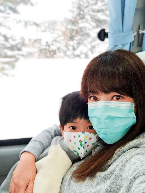 蕭彤雯一家到北海道旅遊，和台灣一樣面臨一罩難求的情形。（圖／蕭彤雯提供）