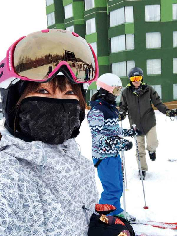 雖然滑雪技術不算太厲害，但蕭彤雯一家仍樂此不疲。（圖／蕭彤雯提供）