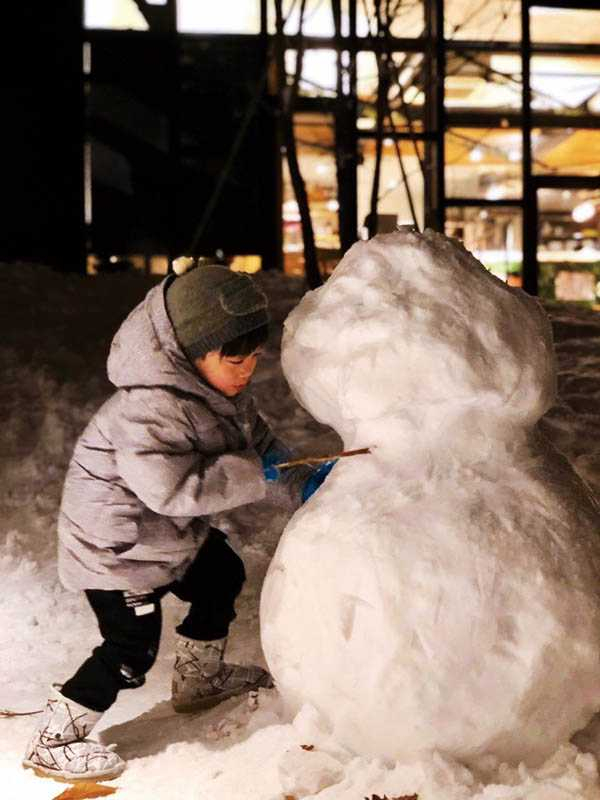 蕭彤雯的小兒子瓜瓜，在雪地堆雪人、烤棉花糖，玩得不亦樂乎。（圖／蕭彤雯提供）