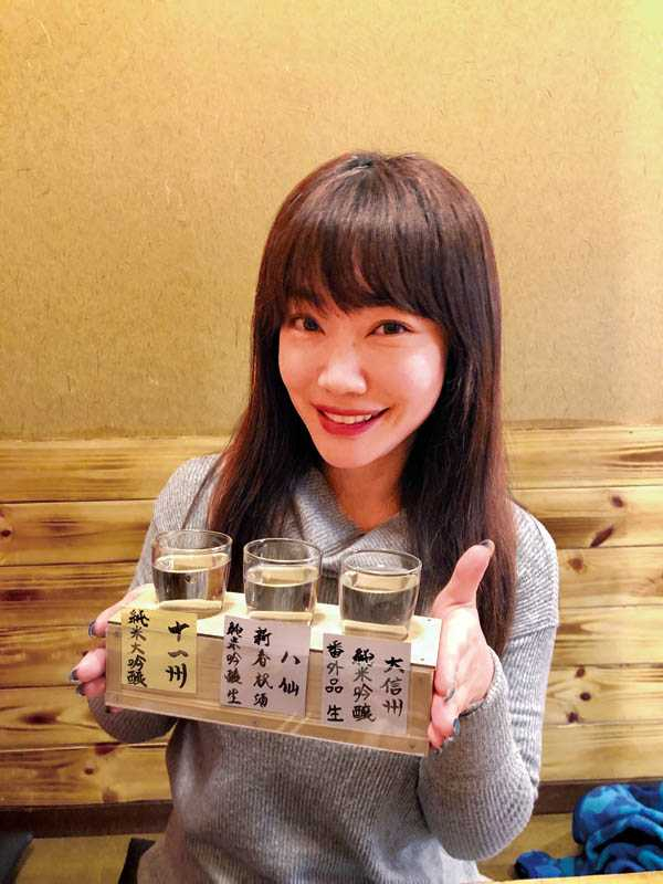 蕭彤雯表示，「伸太」店內各式各樣的日本酒也不容錯過。（圖／蕭彤雯提供）