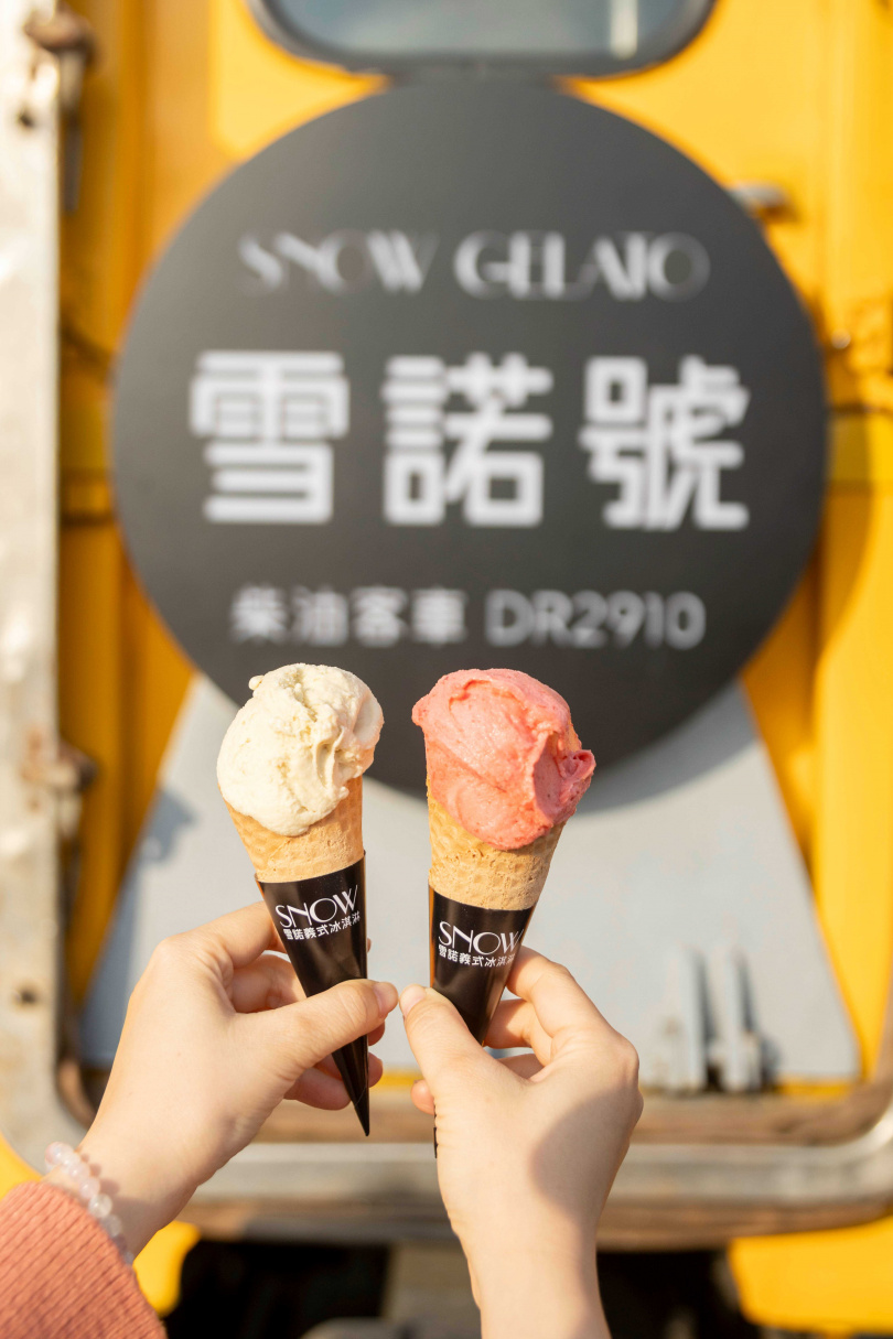 以台灣茶製作的「金賞高山青茶義式冰淇淋」（左）餘韻悠長，是常態熱銷款，季節限定的香甜「草莓雪酪」則是近期人氣品項。（圖／楊澍攝）