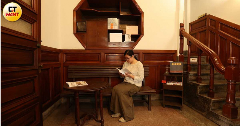 老屋一樓可見顏水龍設計的八角櫃，二樓還有其贈給蔡惠郎的書法作品。（圖／林士傑攝）