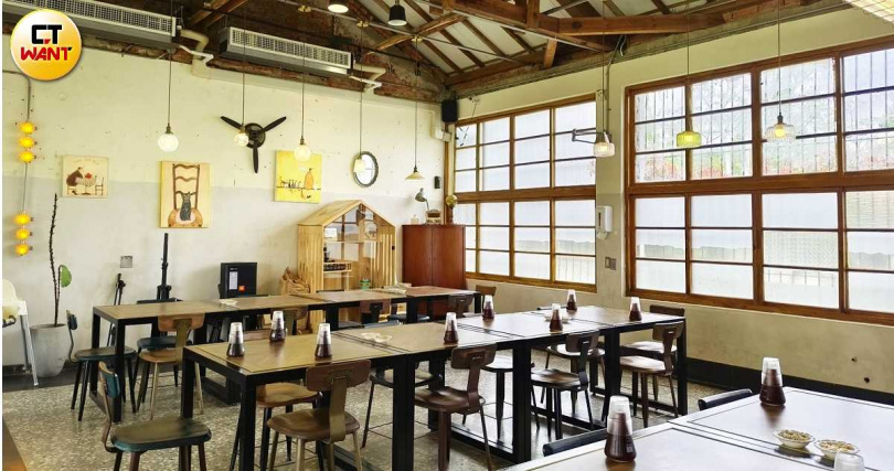 葉明致麵舖新營店進駐活化後的糖廠老屋,空間十分雅緻復古。(圖/魏妤靜攝)