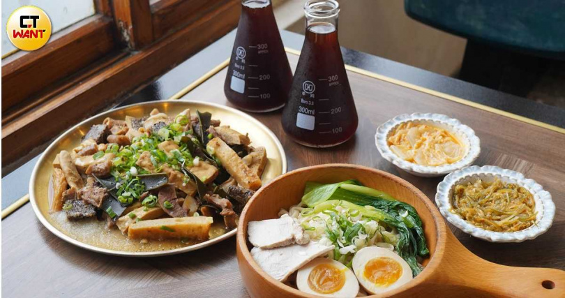 葉明致麵舖提供多種台味與中式麵食,搭配滷味、小菜與古早味紅茶更是過癮。(圖/魏妤靜攝)