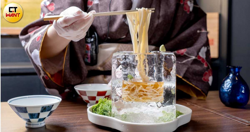 以特製冰塊盛裝的「稻庭烏龍麵」,品嘗時會倒入師傅自製的微酸和風醬汁,滑口又不失勁道。(圖/焦正德攝)