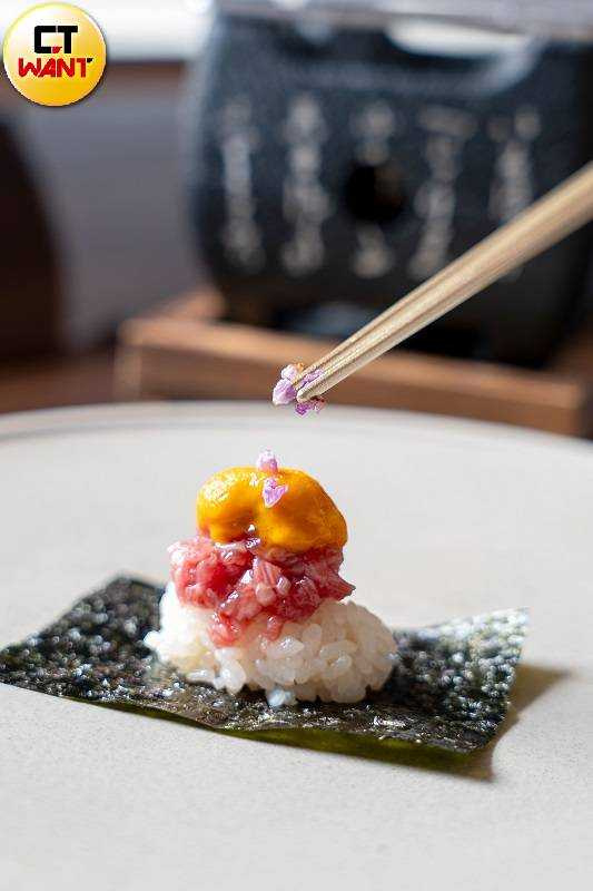 「海膽和牛壽司卷」讓客人可用小炭爐將海苔雙面烤至酥脆,再將原本拆解的生牛肉、海膽與紫蘇花一一組合堆疊。(圖/焦正德攝)