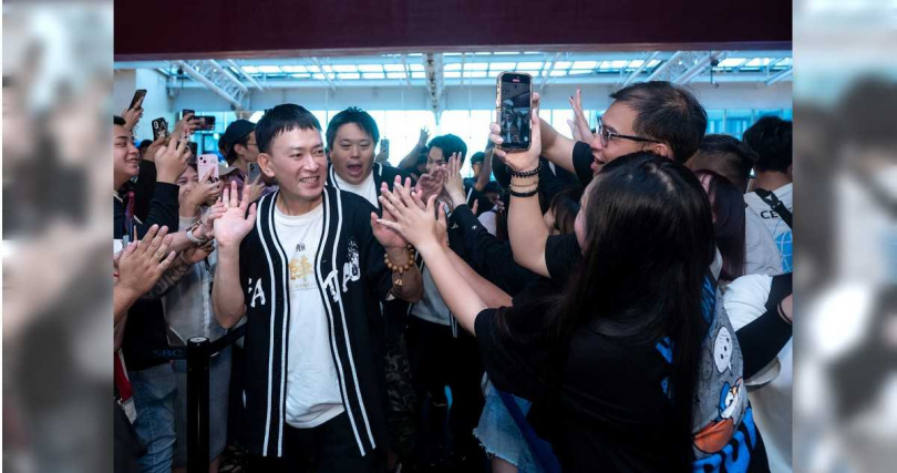 王識賢與粉絲相約夜市見。（圖／曼尼娛樂）