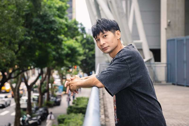 逸祥疫情時沒通告，曾有段低潮，這兩年努力工作存錢買房結婚，人生有很大變化。（圖／楊澍攝）