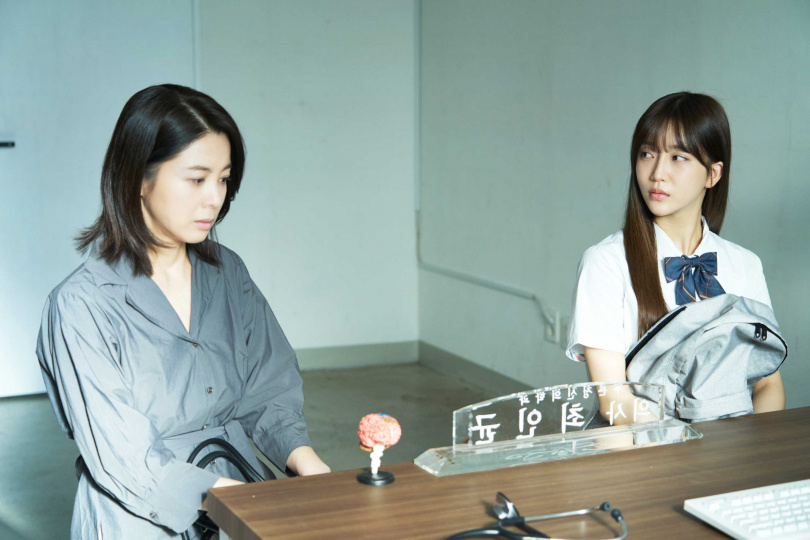 徐令姬在《咒你》中飾演為了讓女兒（裴秀珉飾）考上醫學院而煞費心機的母親。（圖／華映娛樂提供）