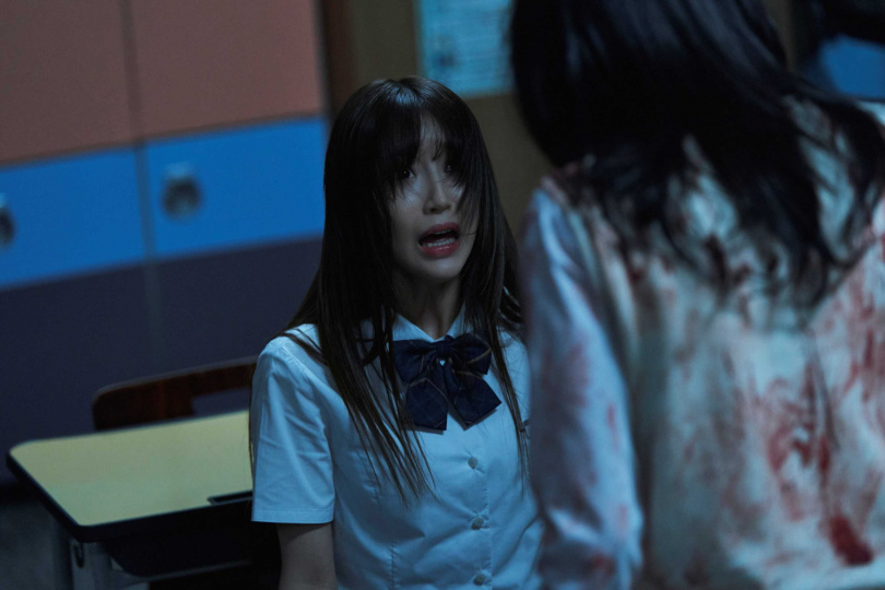 裴秀珉第一次演戲就挑戰恐怖片，要演出有如中邪般鬼魅的神情，更要以頭猛撞牆壁，徹底演出突破偶像面貌。（圖／華映娛樂提供）