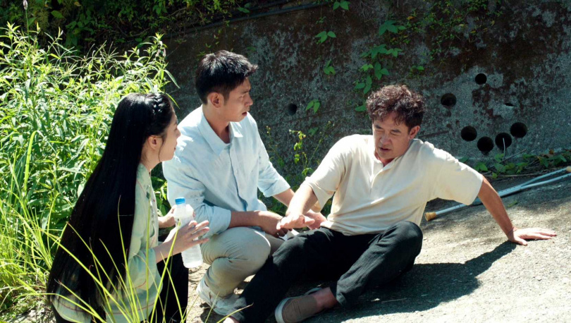 柯叔元劇中失足滾落到河邊，楊子儀、韓瑜衝上去查看狀況。（圖／民視）