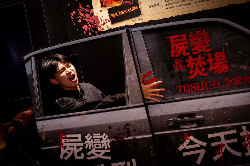 「車門夾手指」電影拍照裝置讓人忍不住想被夾一下。（圖／索尼影業提供）