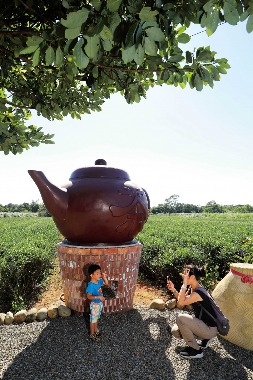 龍潭高平里特別打造一處大茶壺意象小公園，凸顯「茶葉之鄉」的風情。（圖／于魯光攝）