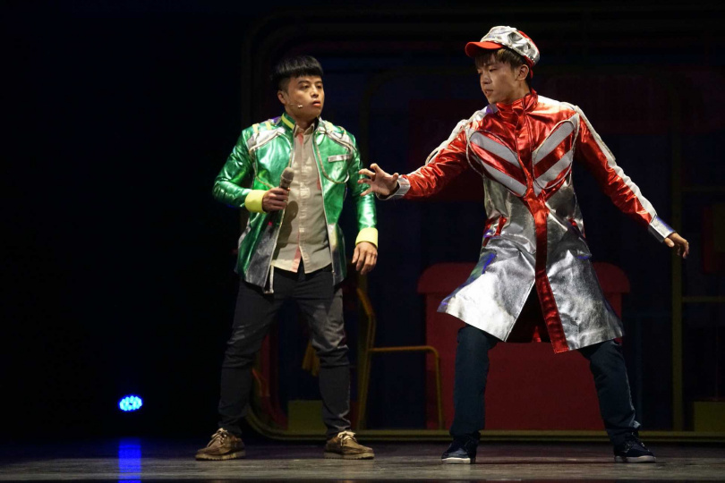 黃豪平（右）演出故事工廠舞台劇《變身偵探》，左為錢君銜。（圖／故事工廠提供）