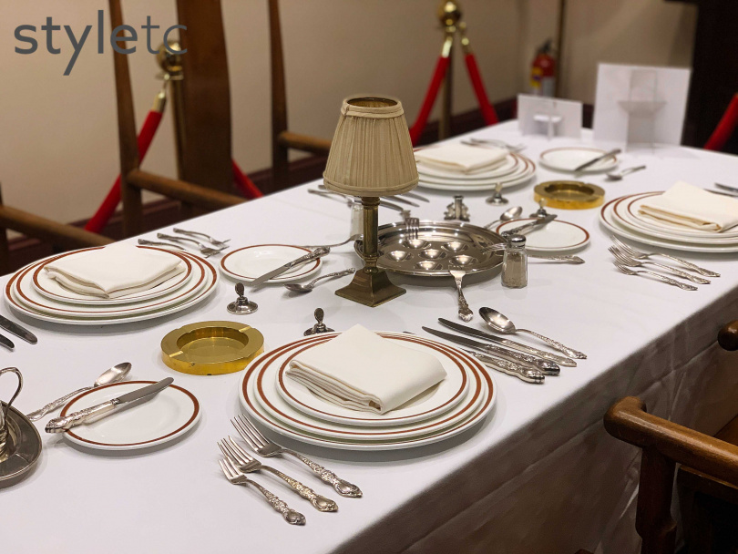 主臥室展示西式餐桌陳設，桌面擺放細緻的銀器餐具、杯盤等。（圖／于魯光攝）