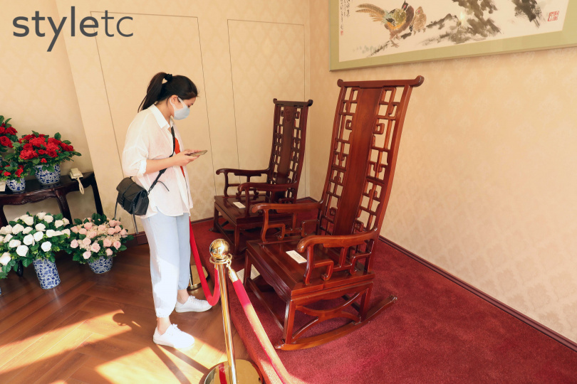 龍鳳搖椅是過去蔣中正與夫人在總統套房辦公時的座椅。（圖／于魯光攝）