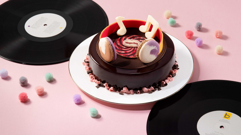 「樂•動聽」冰淇淋蛋糕外型，選擇具有復古感的黑膠唱片，呼應周湯豪的音樂才子身分。