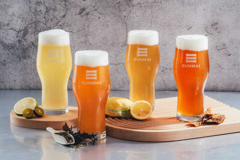 4款獨家啤酒左起為：酸民啤酒、滅火器啤酒、檸檬很派啤酒、冬瓜飆啤酒。（圖／金色三麥提供）