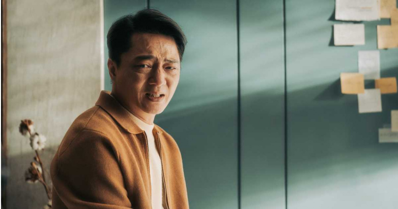 《尾號1314》男主角藍葦華飾演跟不上科技進步的丈夫，在台灣工作養家被當搖錢樹。（圖／公視）