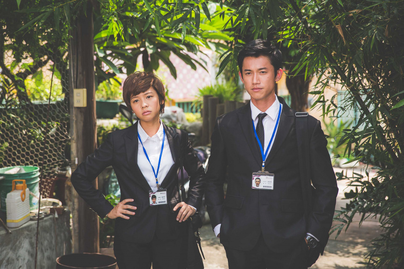 吳慷仁(右)與黃姵嘉在《出境事務所》飾演一對情侶。（圖／客家電視台）