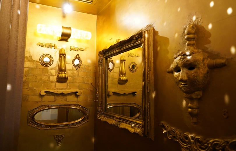 「ニュートピア東京」內含一個小空間，有誇張大膽的金色人臉鏡。（圖／魏妤靜攝）