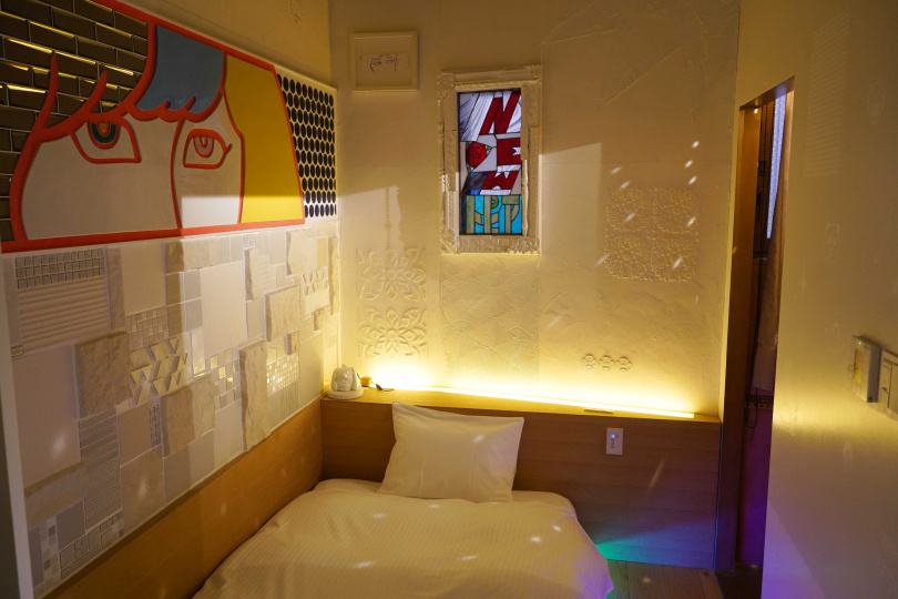 「ニュートピア東京」房型以閃爍燈光迎客，但其實它也能調整成一般客房的燈光模式。（圖／魏妤靜攝）