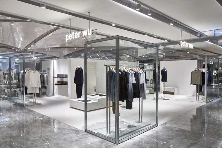 踏入peter wu台中概念店，店內空間力求簡潔開闊，四面通透採光透視玻璃與灰色石面的裝潢，隨性而不矯作。
