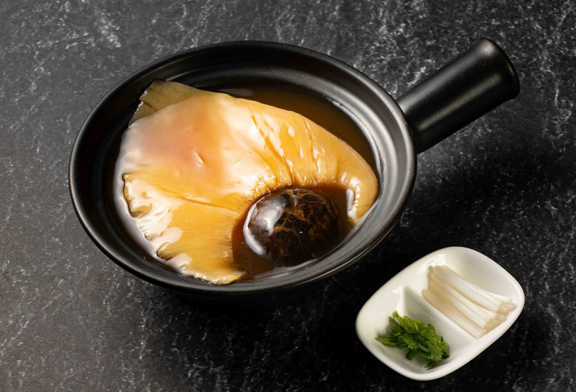 融入用心熬製的老母雞高湯烹煮而成的晚宴精髓料理「排翅／高湯／花菇」。