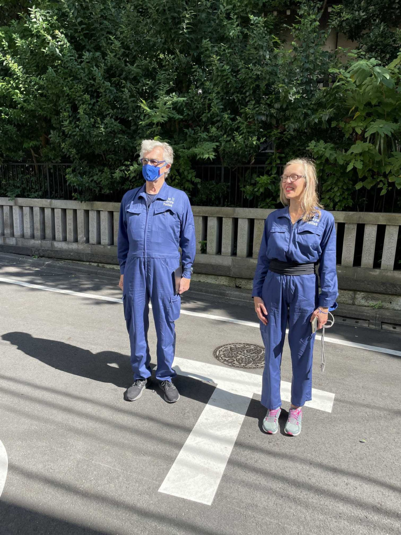 導演文溫德斯（左）與妻子多納塔溫德斯一起穿上東京公廁計畫工作服。（圖／甲上提供）