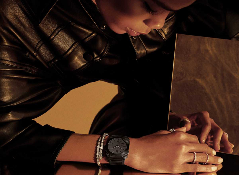 BVLGARI「Octo Finissimo Automatic」噴砂拋光黑陶瓷超薄自動腕錶╱498,200元。（圖╱BVLGARI提供）