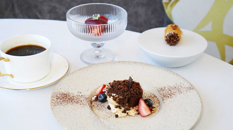 LOPFAIT Grill晚間套餐除了提拉米蘇，還可享前甜點「綜合野莓義式冰淇淋」、「杏仁甜冰糕」二選一，以及麵線版「卡里諾捲」茶點與咖啡或茶。（圖／魏妤靜攝）