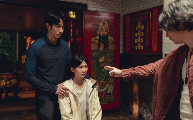 《山忌 黃衣小飛俠》袁澧林宮廟收驚戲搖到缺氧,劉以豪一旁暖身陪伴。(圖/威視提供)
