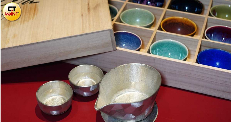 鍾佳憲除了親赴日本精挑錫器名店「能作」的酒器等器皿,店內也提供選酒杯的服務。(圖/魏妤靜攝)