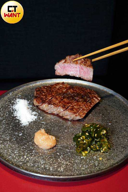 「褐毛和牛精選部位」可能會提供肋眼芯、紐約客或菲力等不同部位,搭佐辛香的青陽辣椒漬與酸鹹兼具的梅肉蒜泥特別契合。(1,280~2,680元,圖/魏妤靜攝)