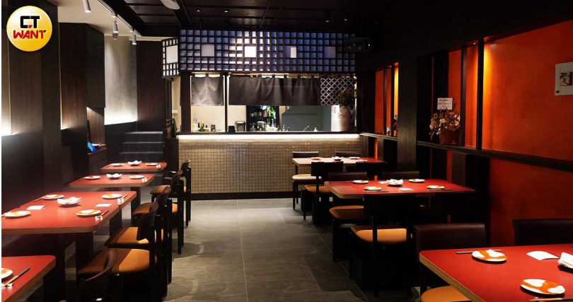 「肉料理‧福」以赤陶色調營造溫暖以及「居酒屋以上,割烹未滿」的自在氛圍。(圖/魏妤靜攝)