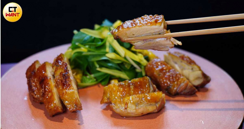 「金緗雞一夜干」經過脫水風乾濃縮肉味,可感受到酥脆雞皮與飽滿精實的肉質,搭配加入玉米苗、乾燥玉米粒和玉米醬的沙拉更為爽口。(880元,圖/魏妤靜攝)