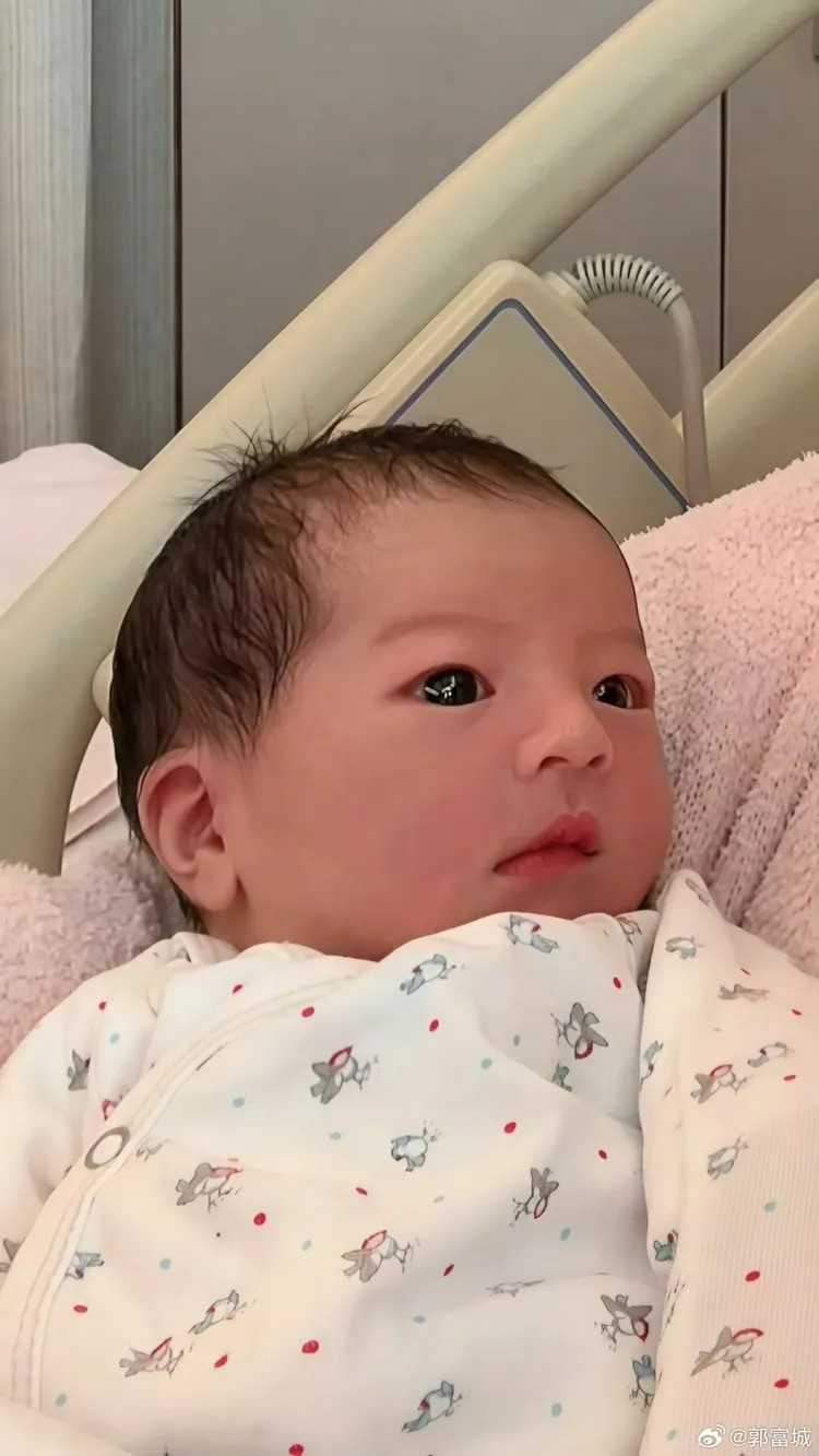 香港天王郭富城在微博曬寶寶照。(圖/翻攝自郭富城微博)