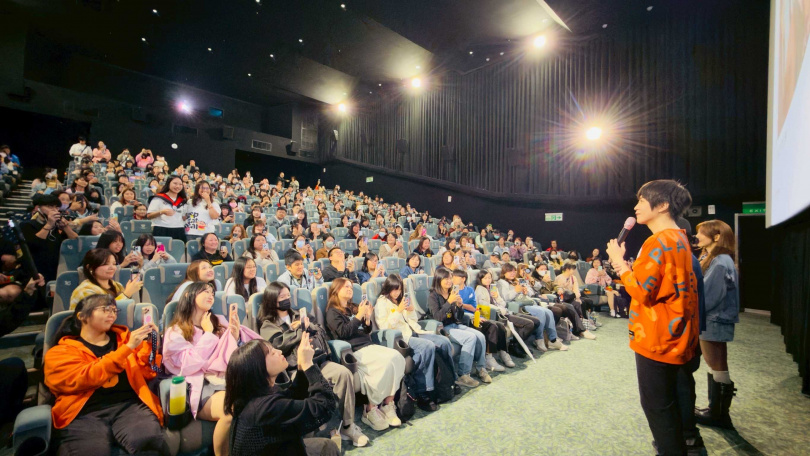 映後有觀眾講述女兒生產時的危險過程，令阿信感動不已。（圖／壹壹喜喜提供）。