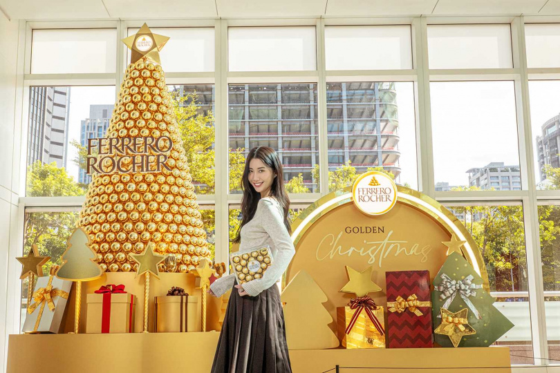 Ferrero Rocher 費列羅金莎於台北 101 辦公大樓一樓大廳打造巨型金莎聖誕樹。(圖/Ferrero Rocher費列羅金莎提供)