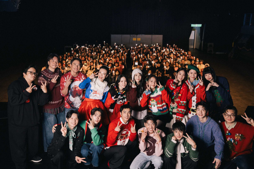 《如果我不曾見過太陽》主要演員們與粉絲共度聖誕節。（圖／Netflix提供）