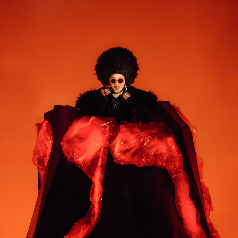 比莉新歌〈阿福羅火山〉MV再度由兒子周湯豪親自執導。(圖/環球音樂提供)